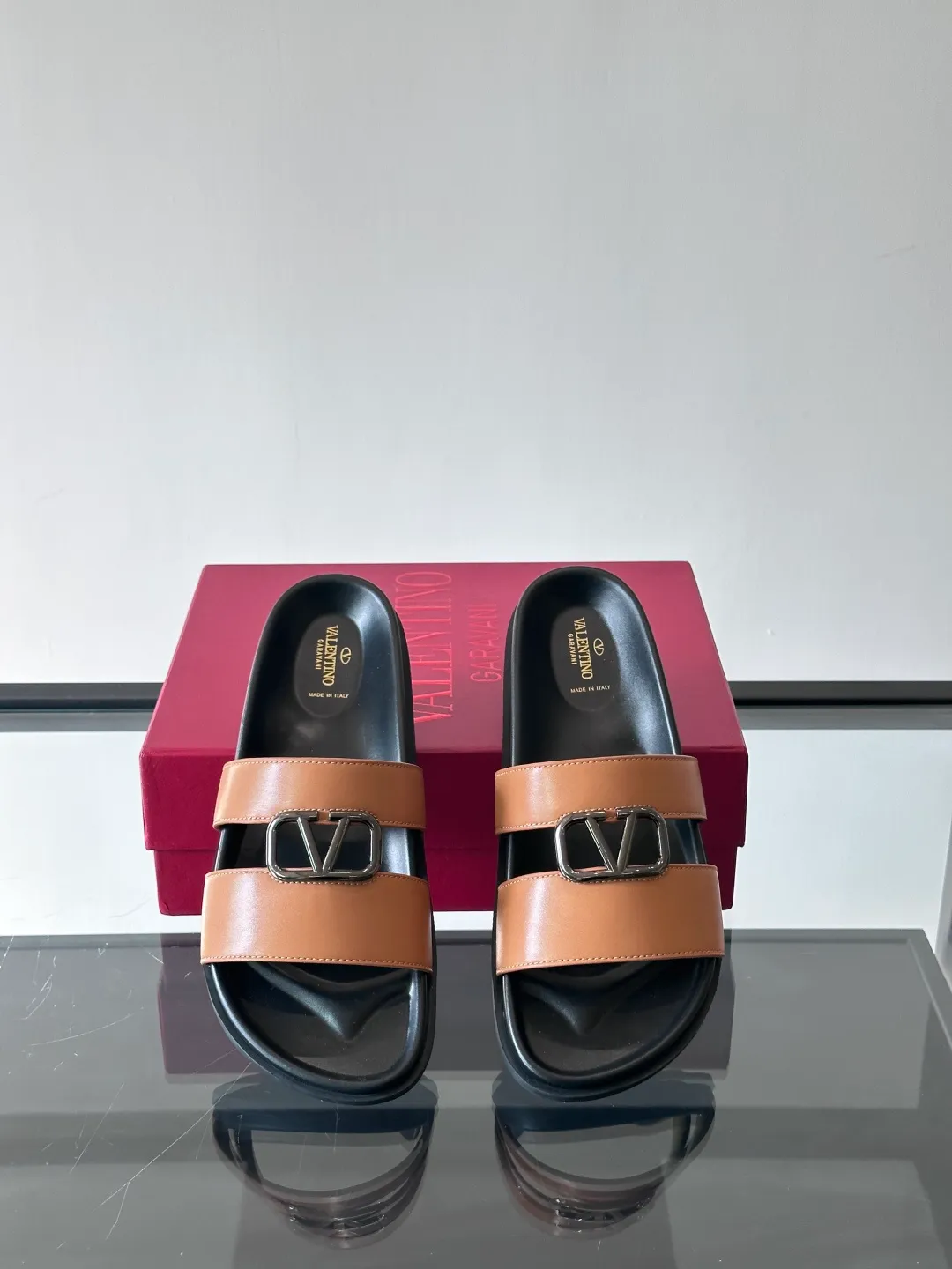 Men's shoes 💰p320 "VALENTINO" Valentino Men's 🧍‍♂️ Spring and summer new style metal rivet flat slippers, elegant sandals, the same style worn by celebrities, original molding, imported calfskin. Rubber outsole. Soft and durable, full set of counter packaging size: 39-44 (customized at 38.45.46)